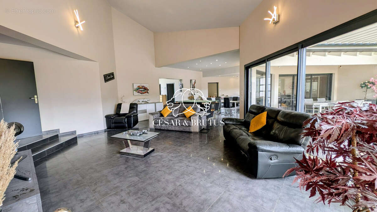 Maison 183 m² à Coubon  - photo 4