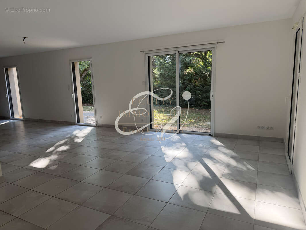 VENTE ECULLY 69130 Maison en excellent état lumineuse - 130 m2 - 4 chambres - Environnement très calme - photo 4