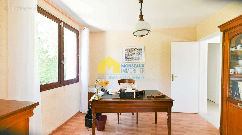 Plain pied - 130 m2 - 4 chambres -  basilique de longpont - combles amenageables - photo 9