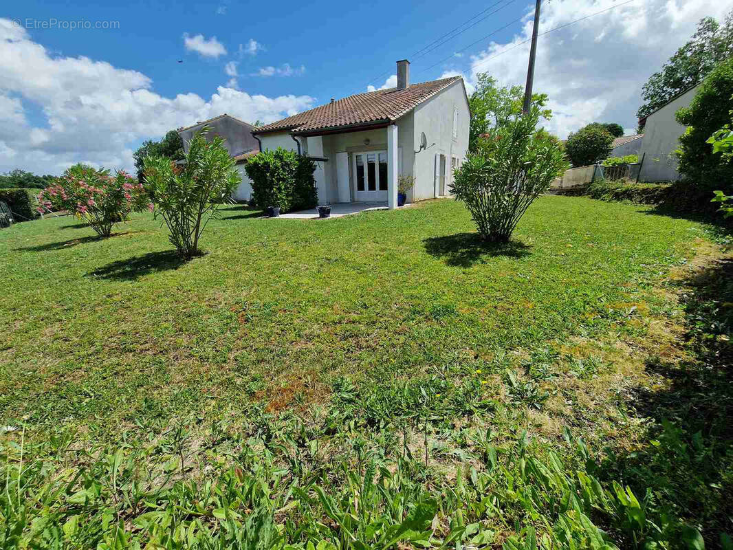 Maison à SAINT-SEURIN-DE-CURSAC