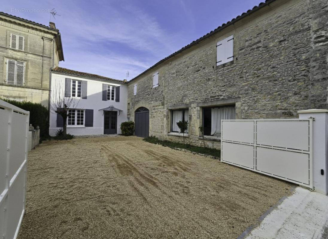 Maison à AUTHON-EBEON