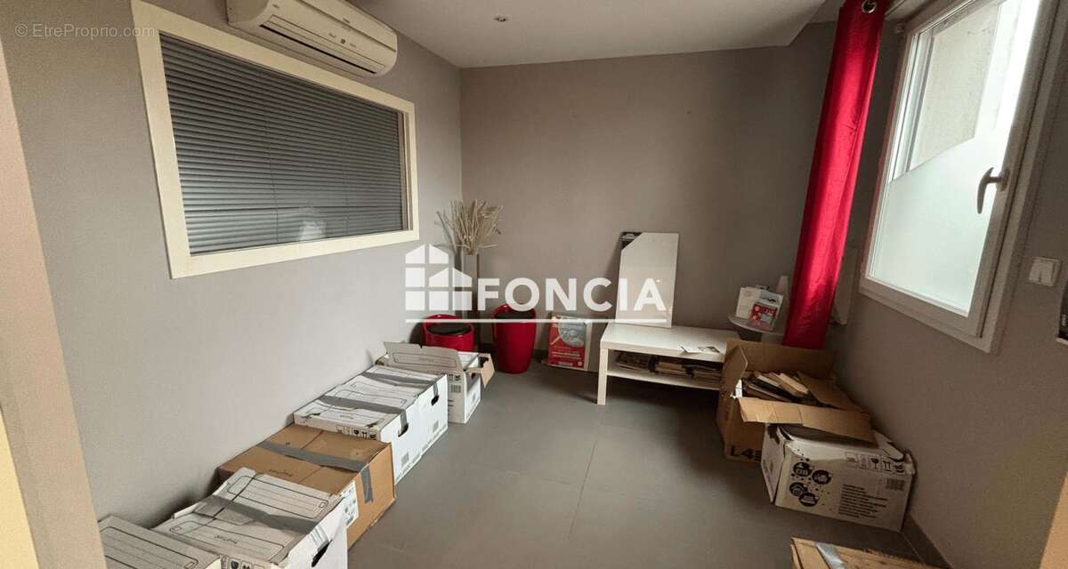 Commerce à LA SALVETAT-SAINT-GILLES