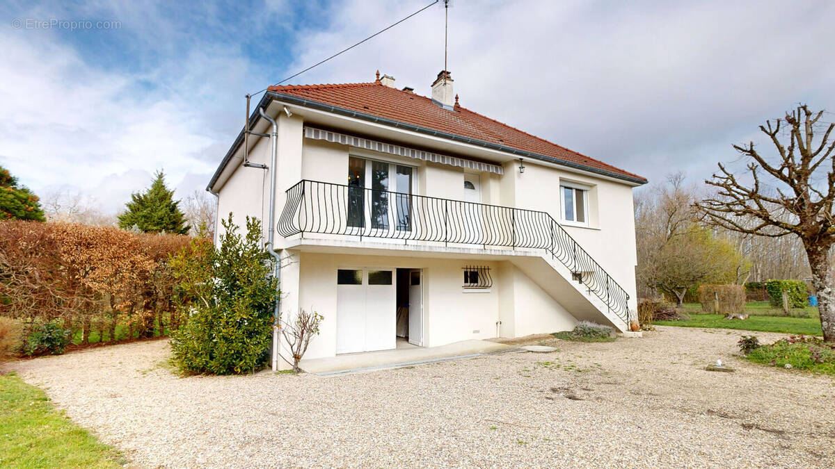 Maison à NEUILLY-LE-REAL
