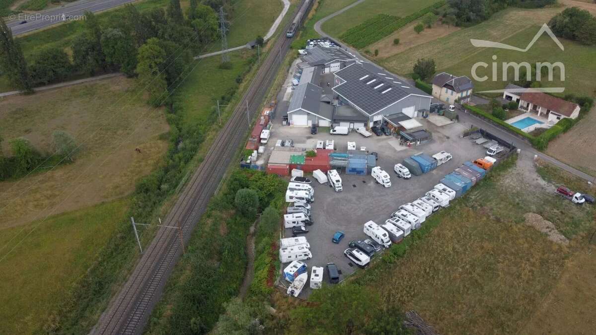 Complexe immobilier avec trois bâtiments et surface de stockage - photo 3
