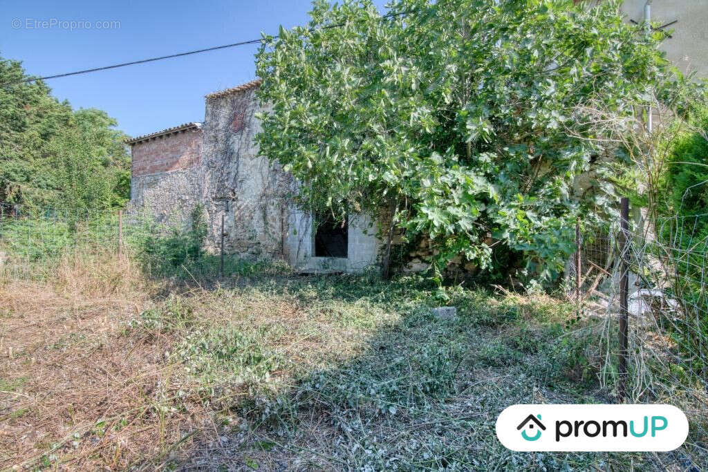 Maison à SAINT-JULIEN-DE-BRIOLA