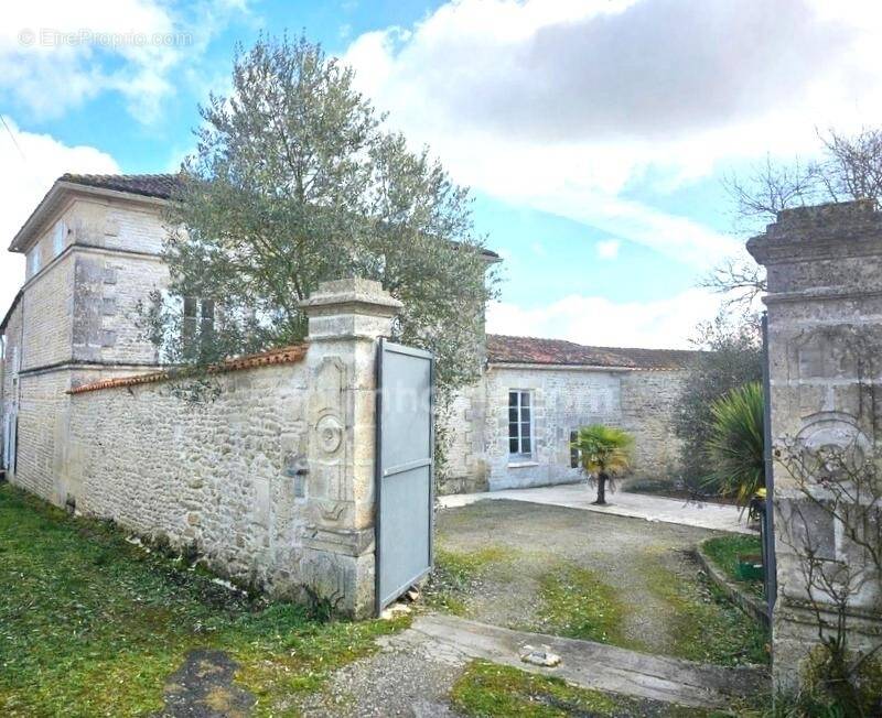 Maison à ASNIERES-SUR-NOUERE