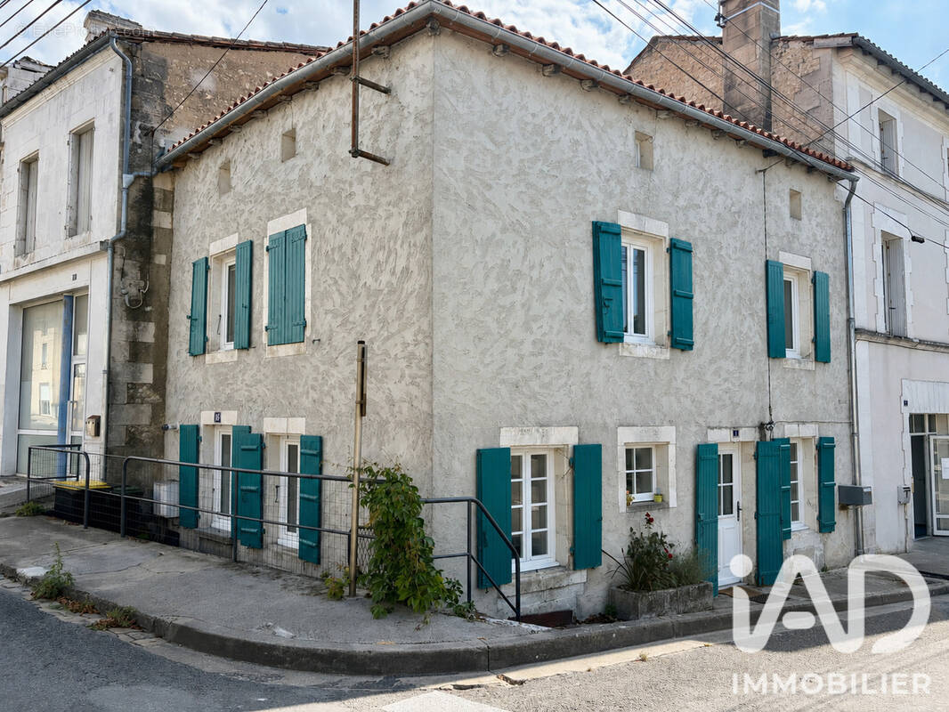 Photo 1 - Maison à BARBEZIEUX-SAINT-HILAIRE
