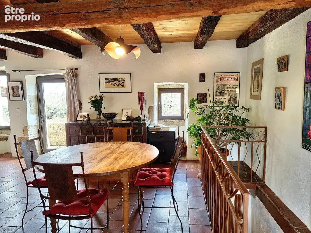 Belle et grande bâtisse dans un hameau. - photo 13