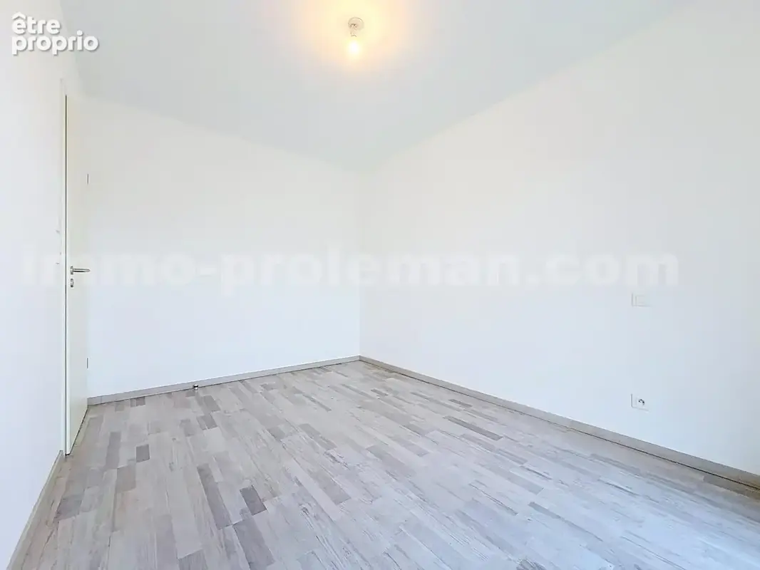 Appartement_T3_Reignier-Esery_belle_superficie_proche_prox_frontière_Suisse_direction_GENEVE_autoroutes_investissement_locatif_jardin_séjour_cuisine_chambre_1_