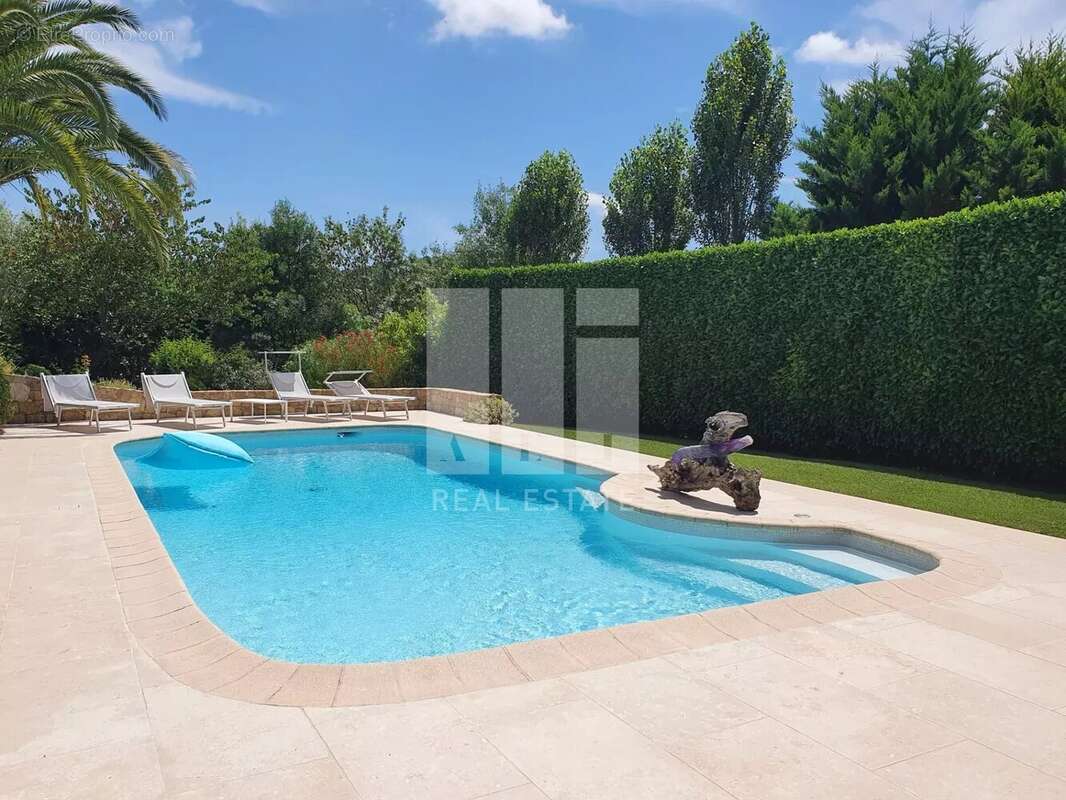 Maison à CHATEAUNEUF-GRASSE