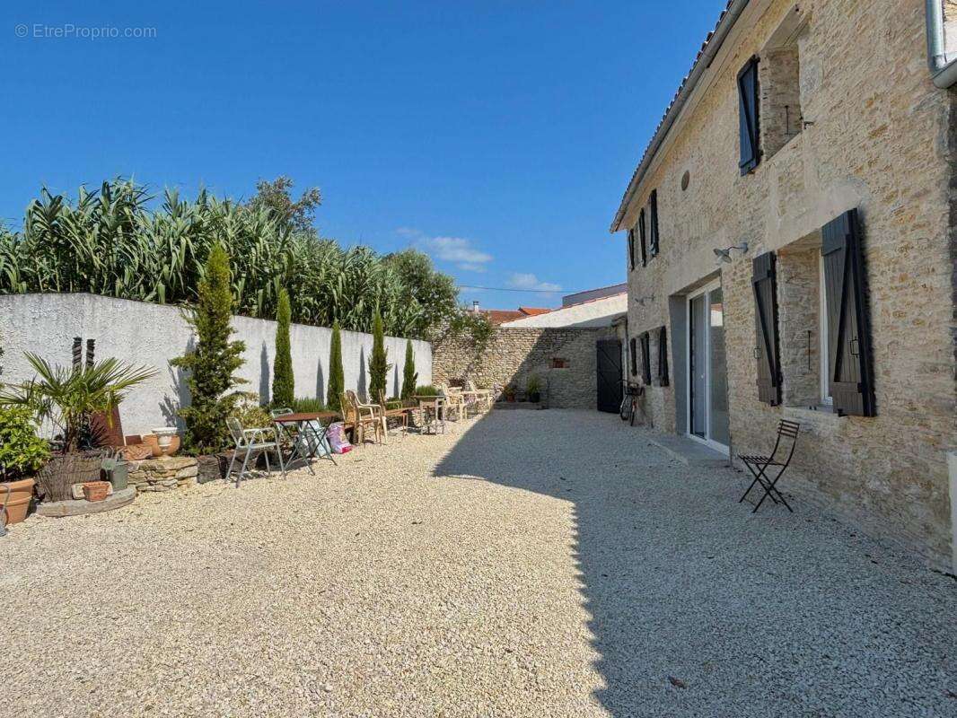 Propriété d’exception au cœur du village de Saint-Georges-d’Oléron - photo 4