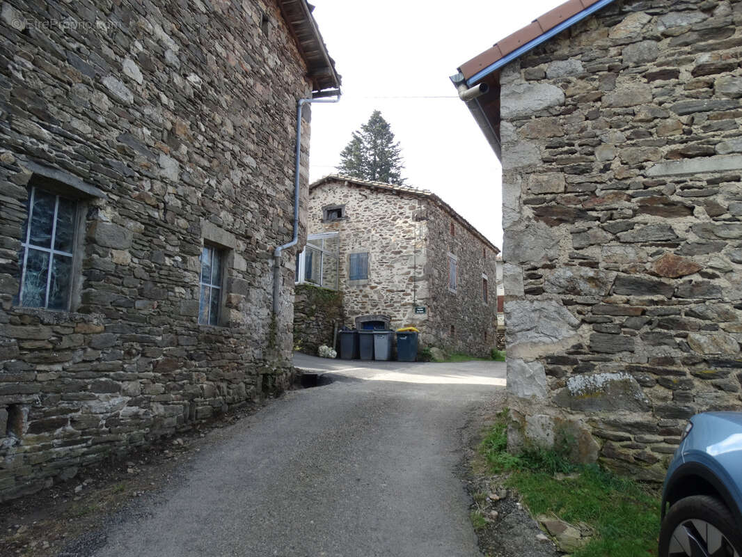 Grange et maison en pierres à rénover entièrement - photo 3