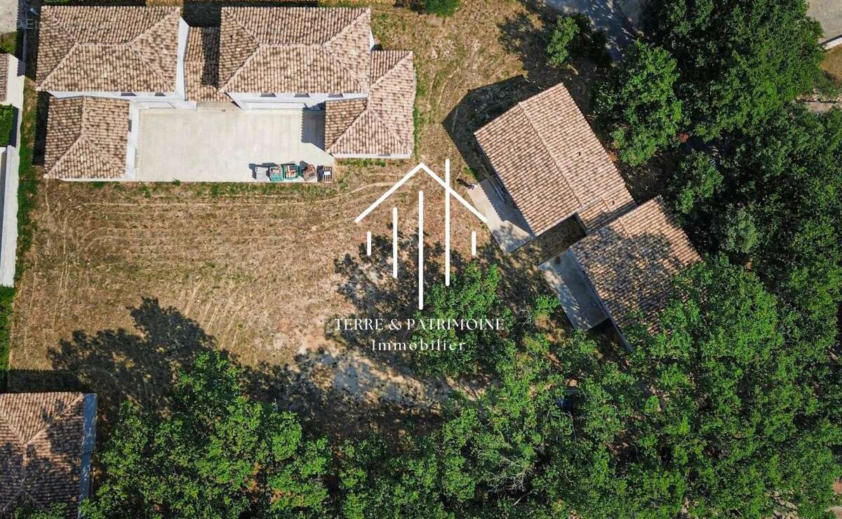 Vagnas – Ensemble immobilier composé de deux maisons d'habitation et de deux gîtes, vendu hors d'eau / hors d'air. - photo 2