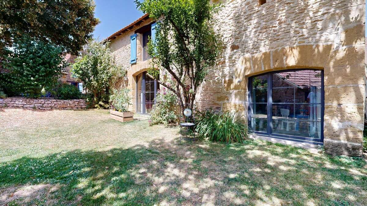 Petithameaude4maisons07232026112404