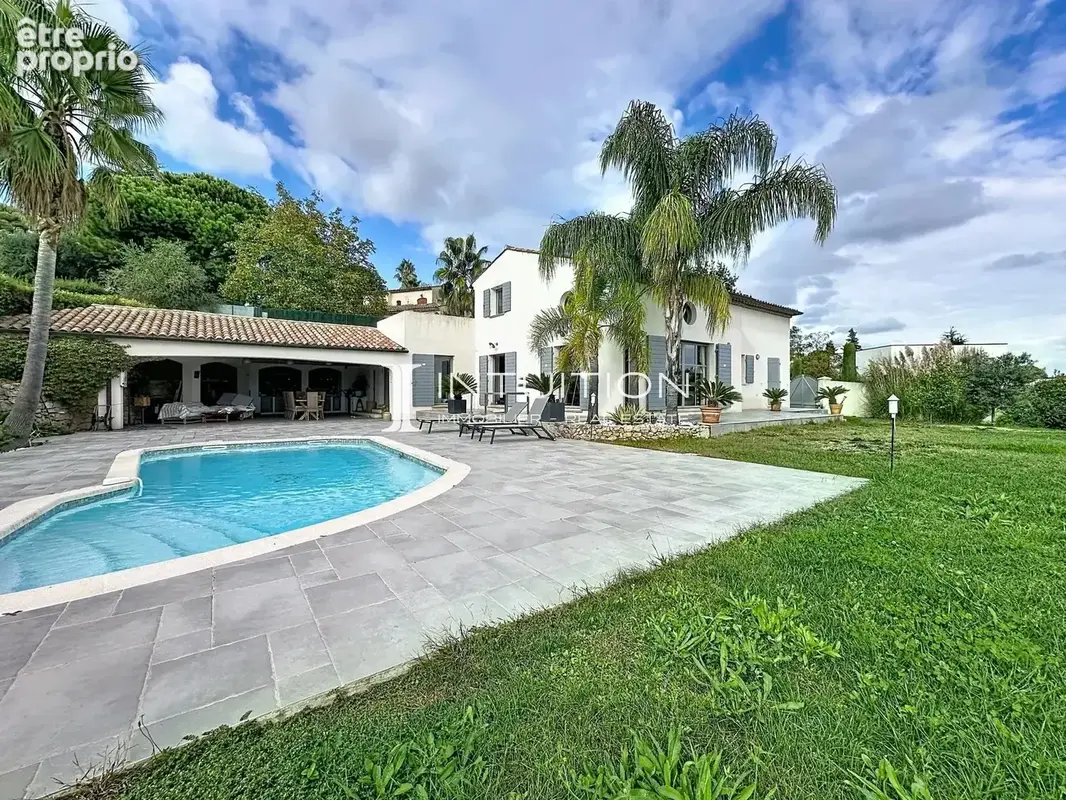 Proche Valbonne : Élégante villa avec vue panoramique et piscine - photo 2