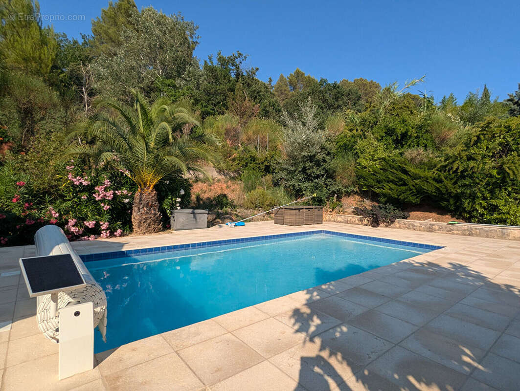 VILLECROZE, maison de plain-pied 130 m², 3 chambres, piscine, garage, terrain de 3 300 m² - photo 3