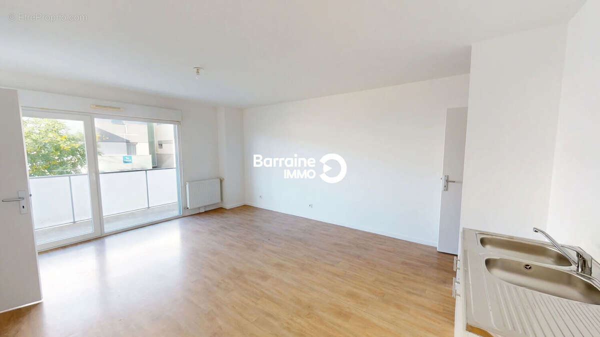 A vendre - lorient  centre ville - appartement recent de type 3 de 55m² avec balcon et garage - photo 2