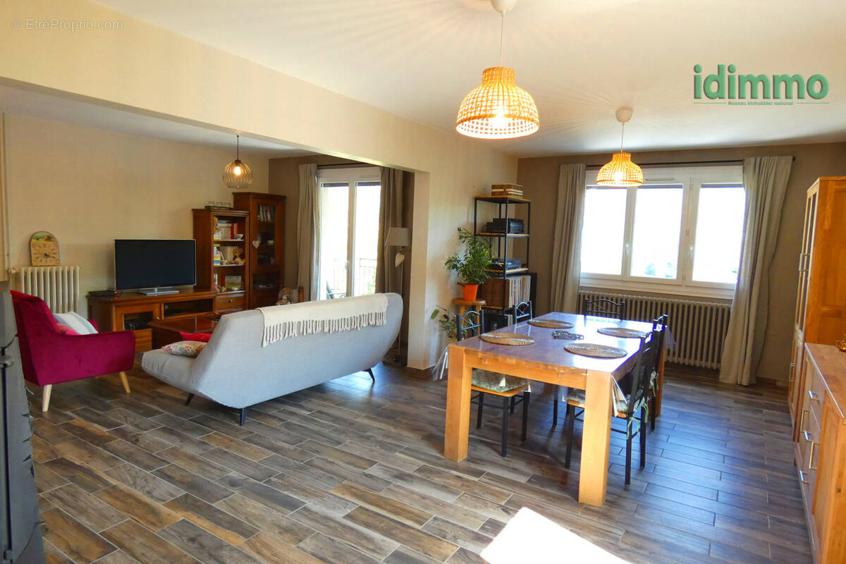 Maison à VIC-SUR-CERE