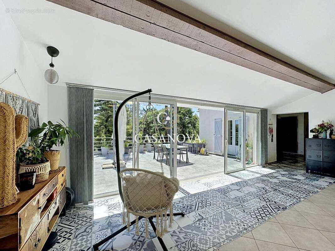 Proche de Gignac Deux habitations, appartement indépendant, deux piscines dans un cadre privilégié. - photo 5