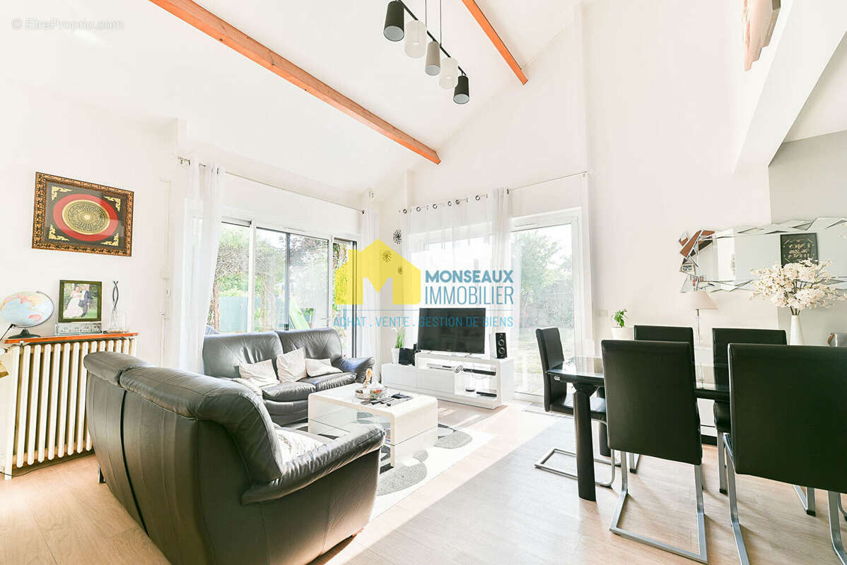 Maison à SAINTE-GENEVIEVE-DES-BOIS