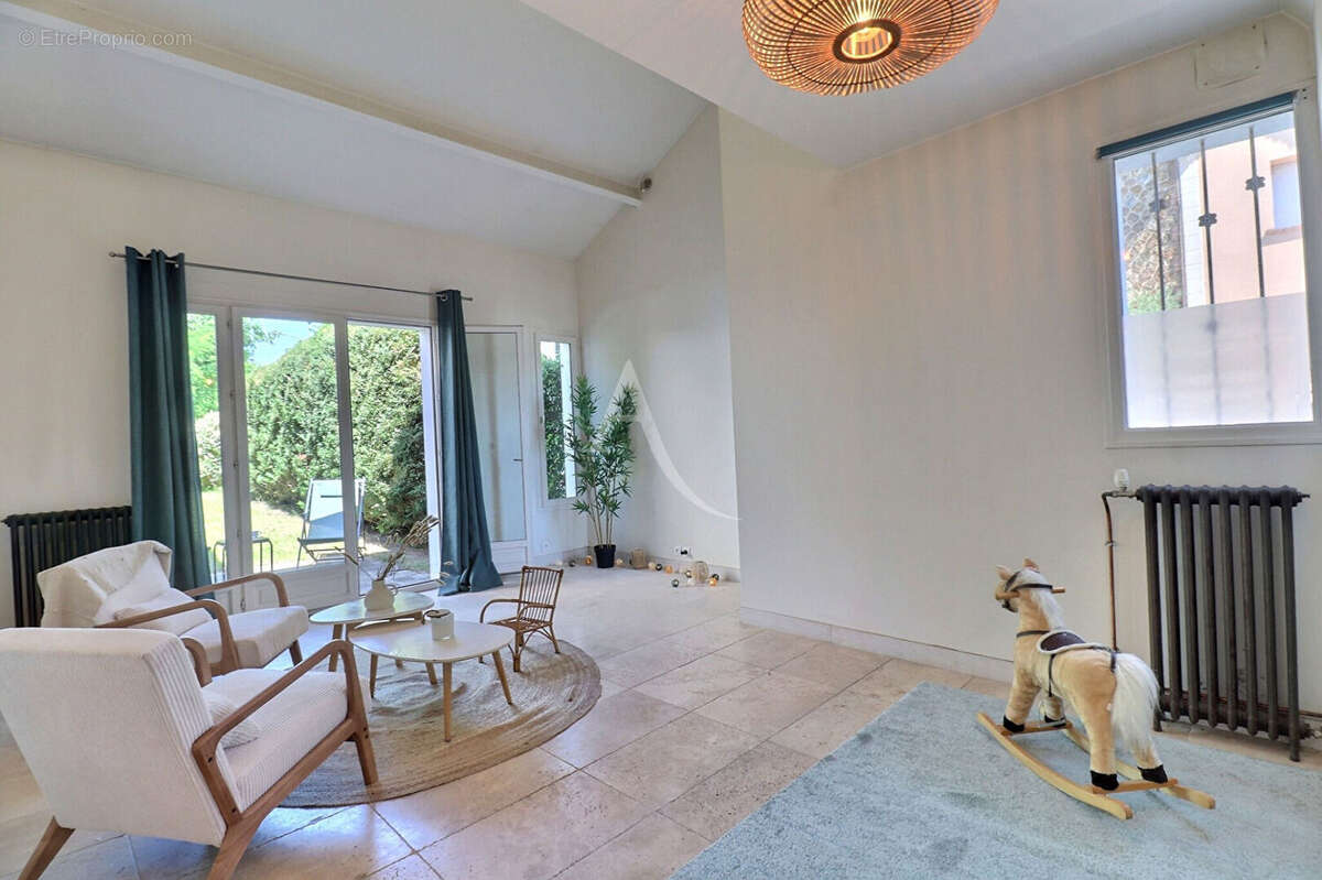 Beaucoup de cachet pour cette belle maison à Maisons Laffitte 4 pièce(s) 80 m2, 3 chambres, jardin, cave, parking ! - photo 2