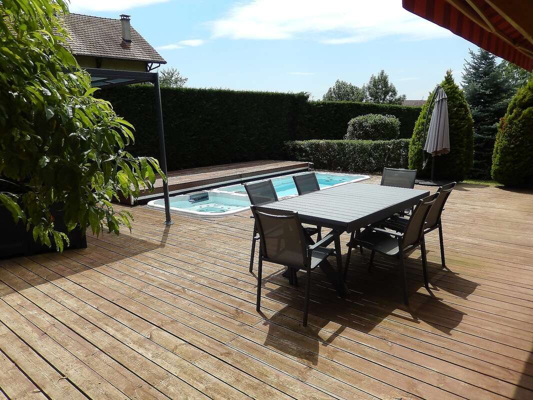 Terrasse SUD avec pergola bioclimatique - Maison à FILLINGES