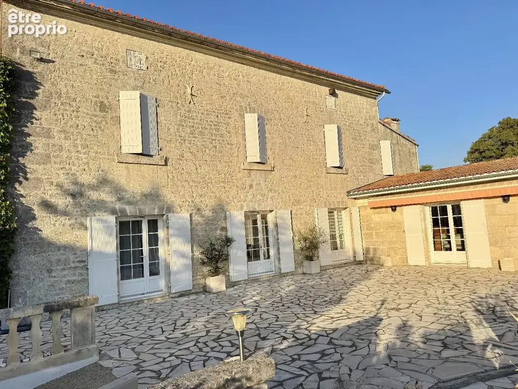 Ensemble immobilier de caractère avec vue panoramique  sud Angoulême - photo 1