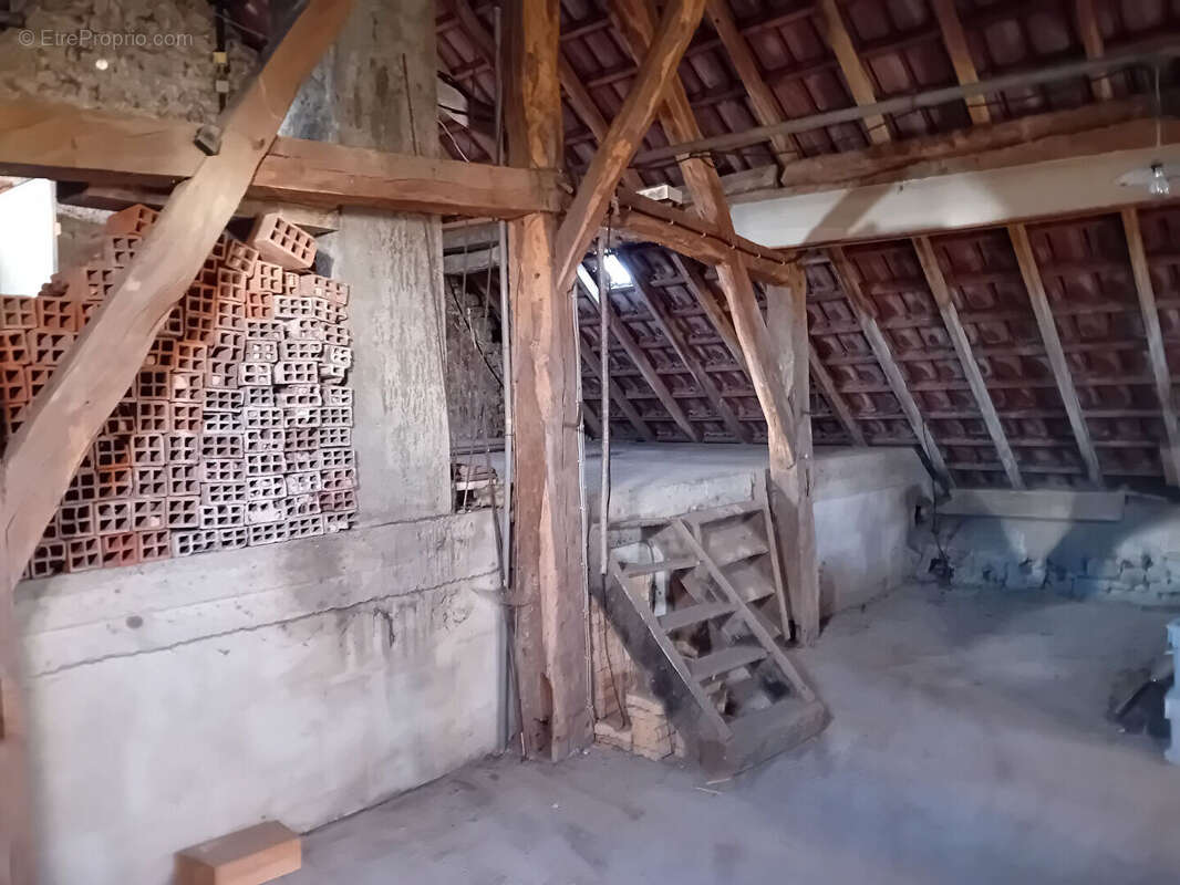 Maison à MONTECHEROUX