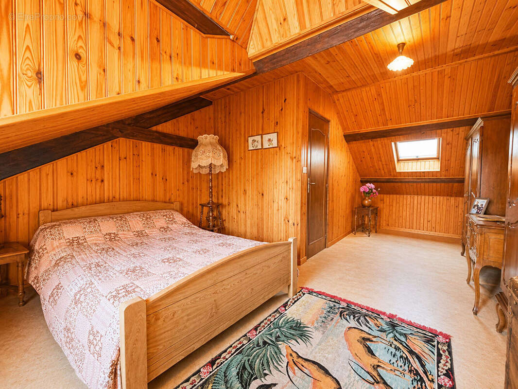 Corpeau - Maison avec insert bois - 3 chambres - Double garage - Terrain arboré - Terrasse - photo 12