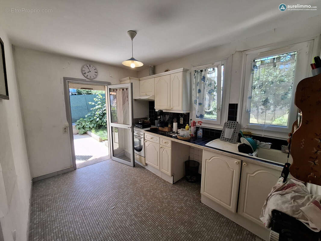 cuisine avec accès terrasse - Maison à MONTLUCON