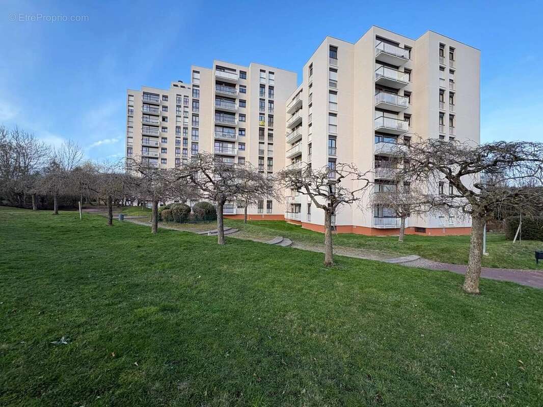Appartement à LES CLAYES-SOUS-BOIS