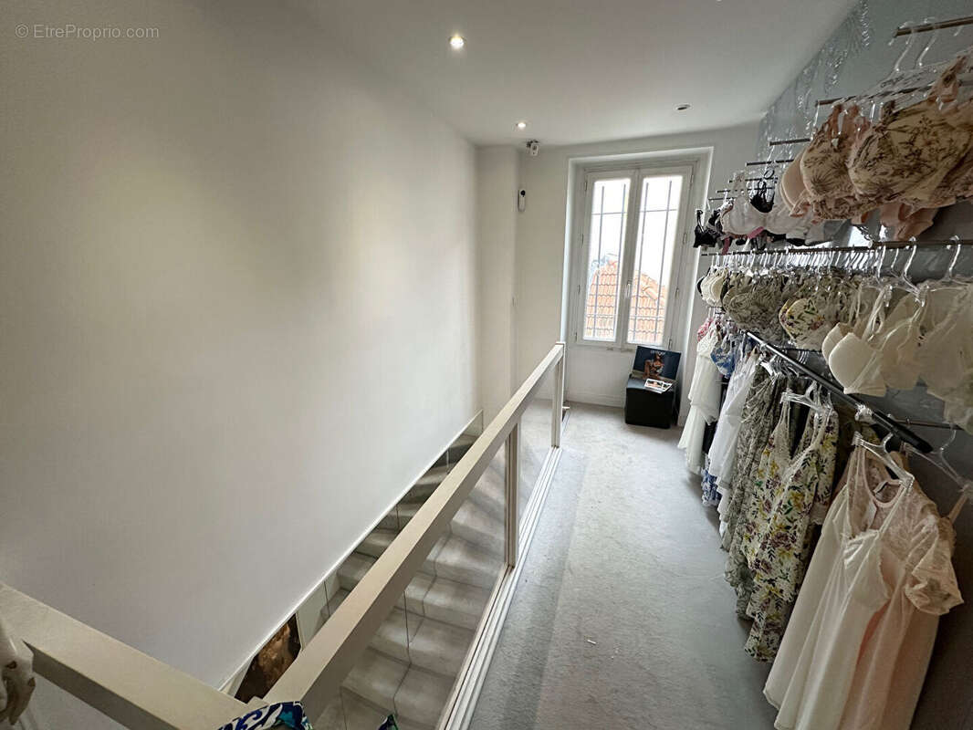 Mur - Local commercial Rueil-Malmaison / 44,43 m2 / Centre-ville - photo 12