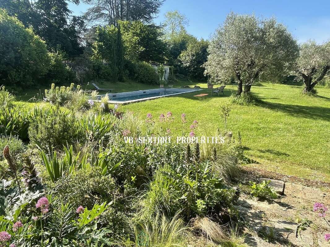 Maison à CAMIAC-ET-SAINT-DENIS