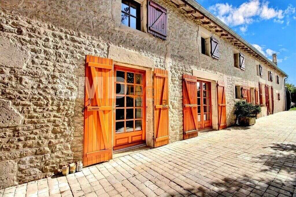 Maison à SAINT-MARTIN-DE-JUILLERS