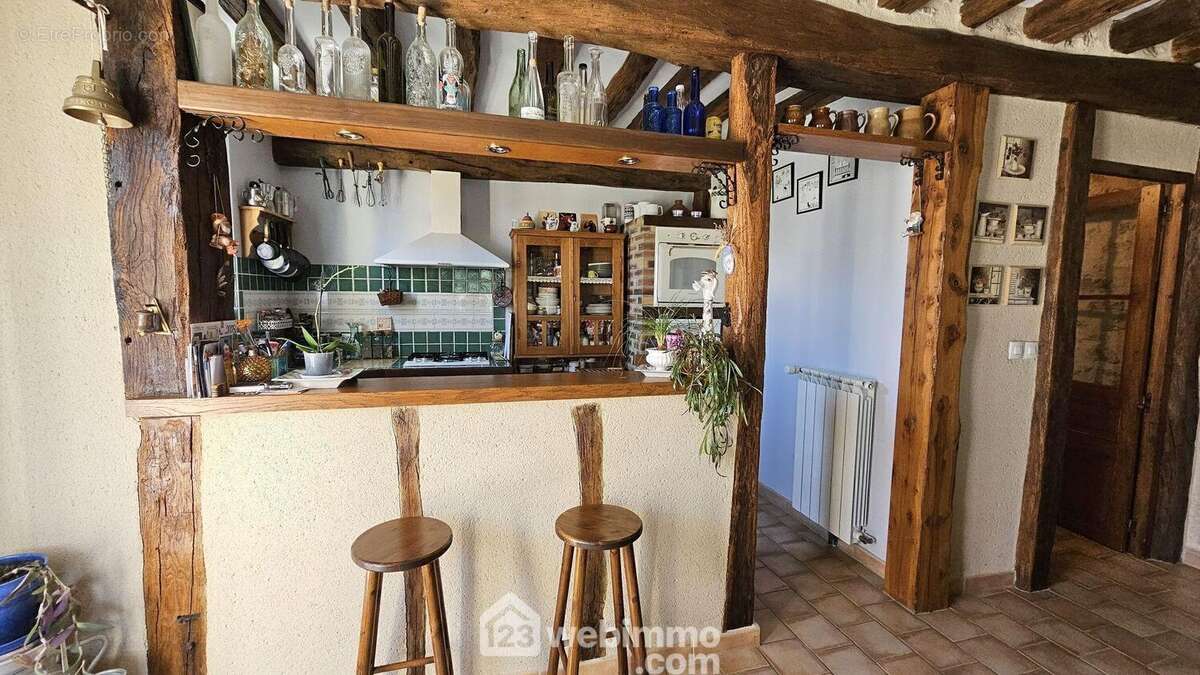 Un séjour avec sa cuisine semi ouverte..