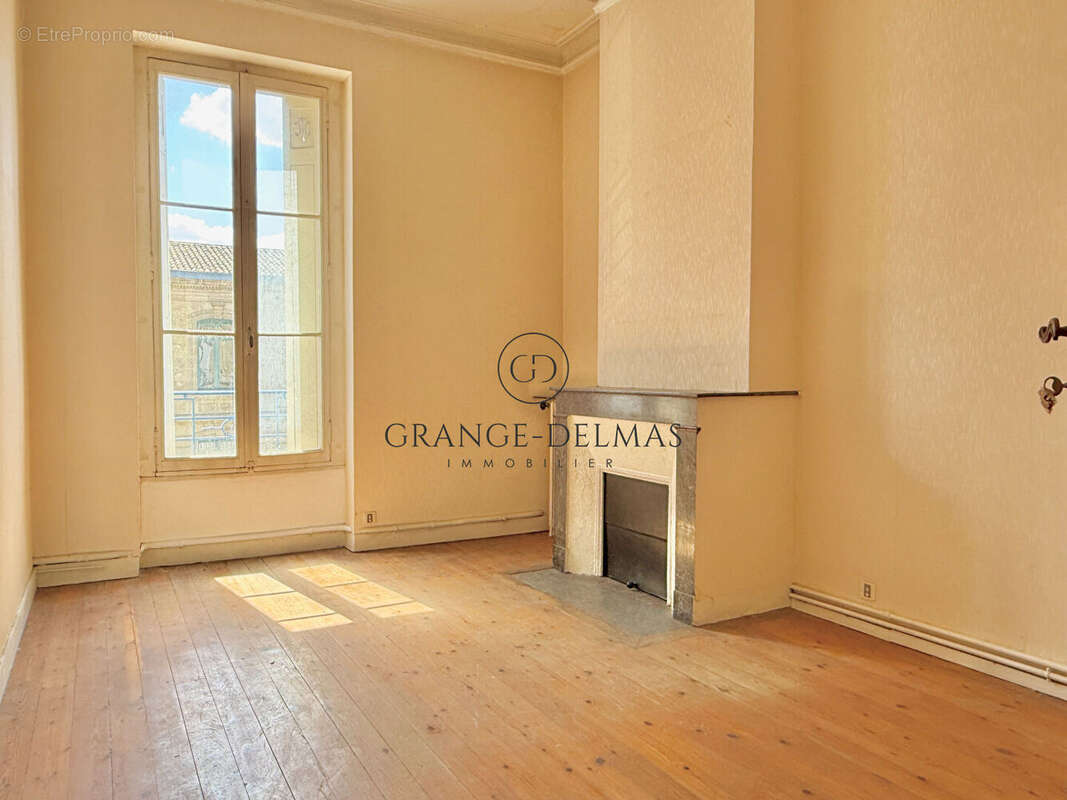 Maison en pierre R+1 avec jardin - CHARTRONS - photo 7