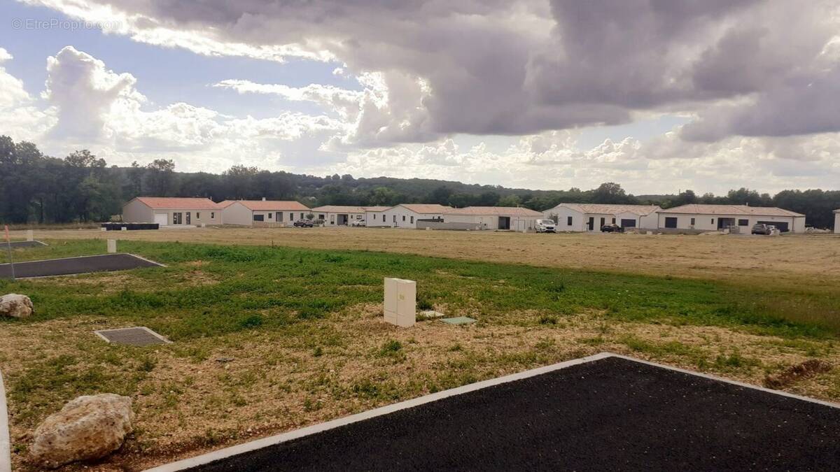 Terrain à VOEUIL-ET-GIGET