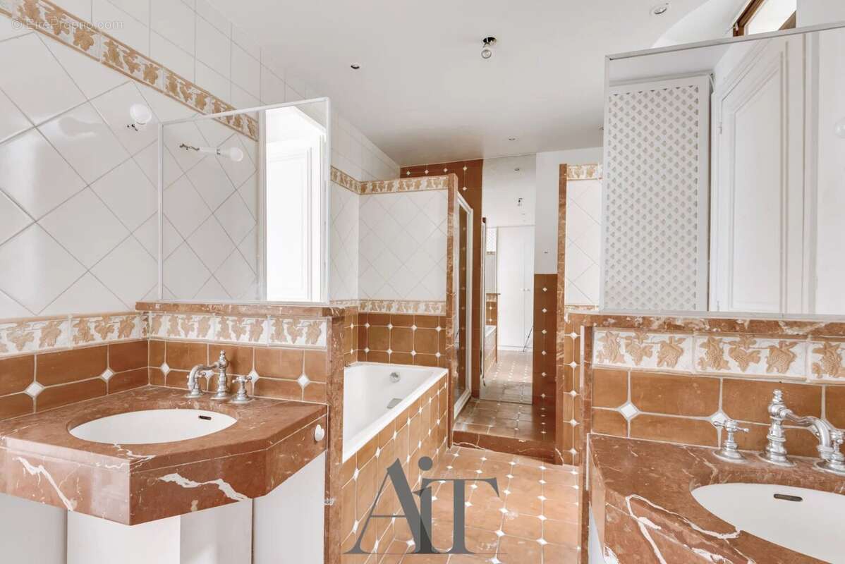 Appartement à PARIS-16E