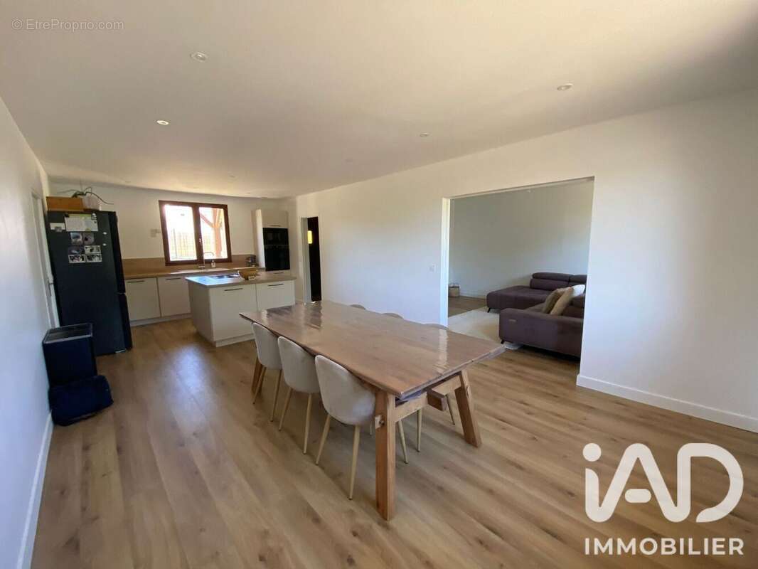 Maison 110 m² à Azay-Le-Brule  - photo 4