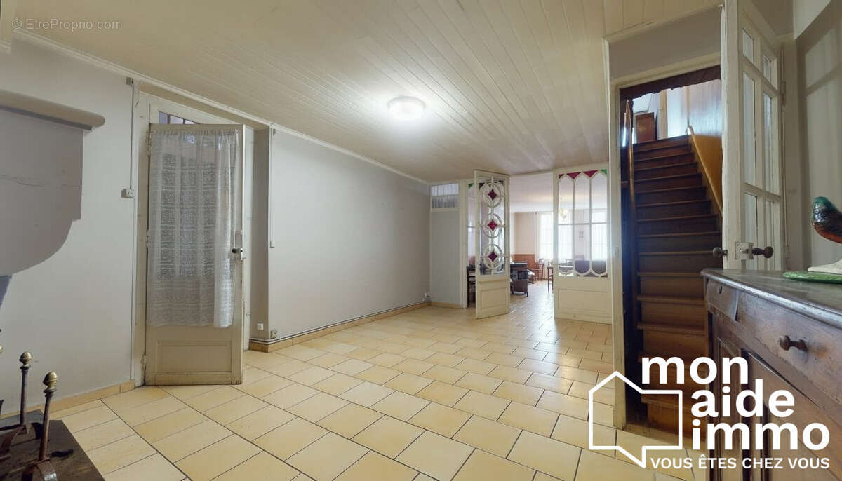 Maison 256 m² à Grignols  - photo 2