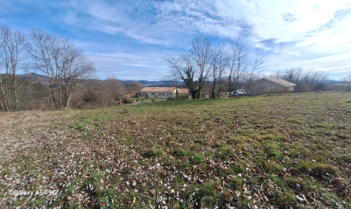 Terrain à SAINT-APOLLINAIRE-DE-RIAS