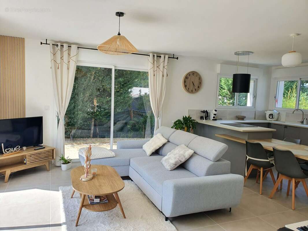 Maison 91 m² à Le Chay  - photo 4