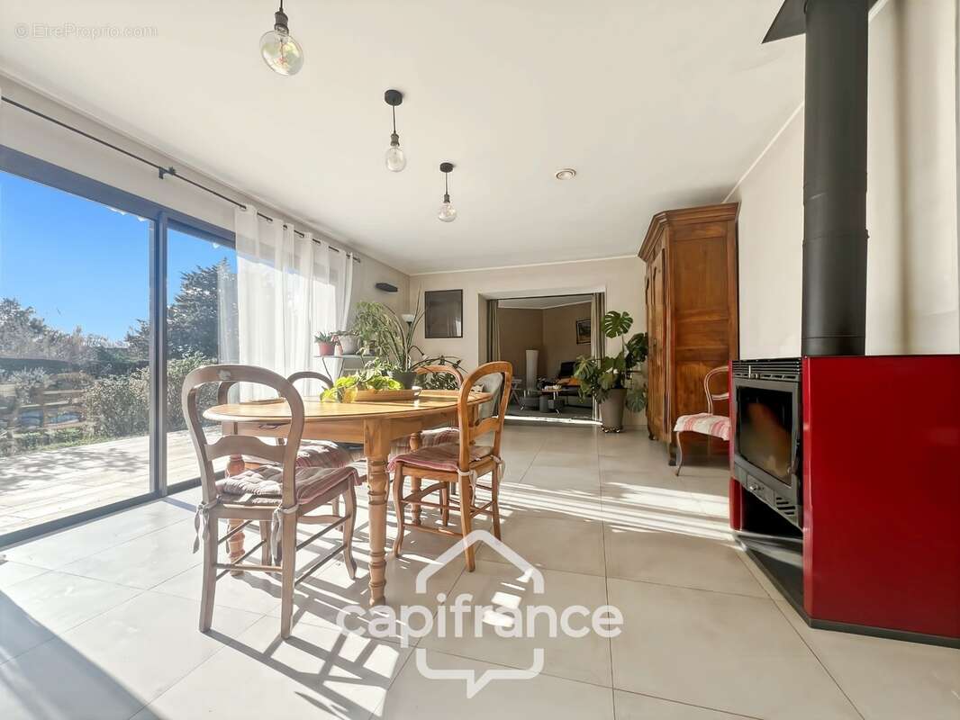 LES TAILLADES, maison individuelle de plain pied  de 210 m2, en campagne,  4 chambres, sur un terrain de 2900 m2 environ, piscin - photo 18