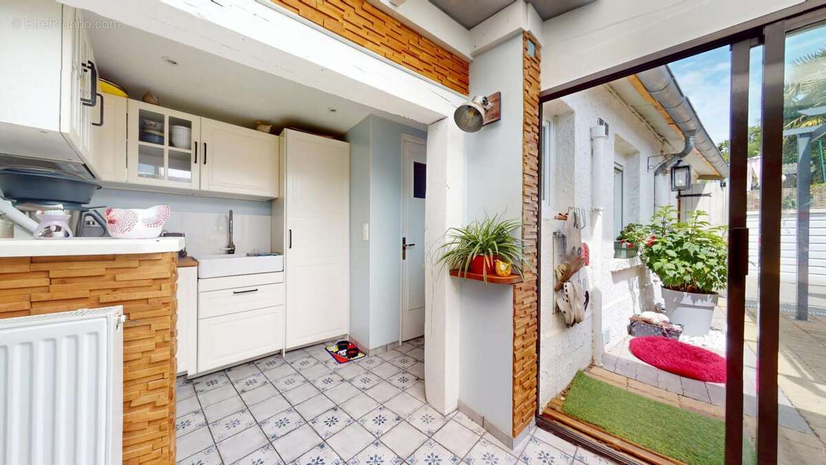A VENDRE : Maison 6 pièces avec cour et jardin  ( à 20 mins de REIMS via l'autoroute A34) - photo 5