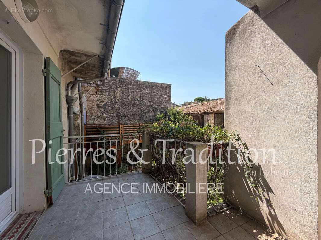 Céreste, immeuble entièrement rénové composé de 3 appartements avec cour et dépendances - photo 10