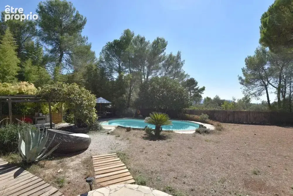Villa de caractère avec 4 chambres et piscine terrain de 2095 m² - photo 2
