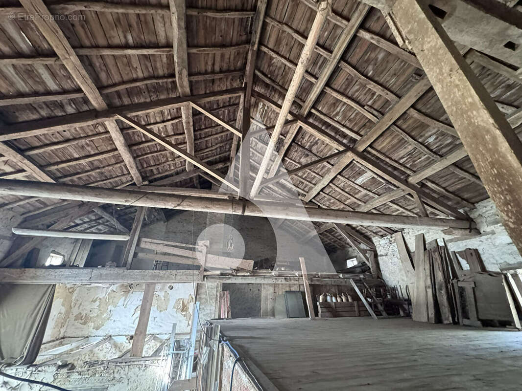 Maison avec volumes généreux et fort potentiel - Chermisey - photo 12