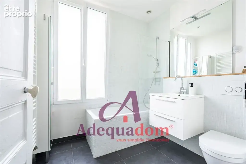 Maison de charme rénovée avec 3 chambres - bureau,  jardin terrasse et stationnement - photo 6