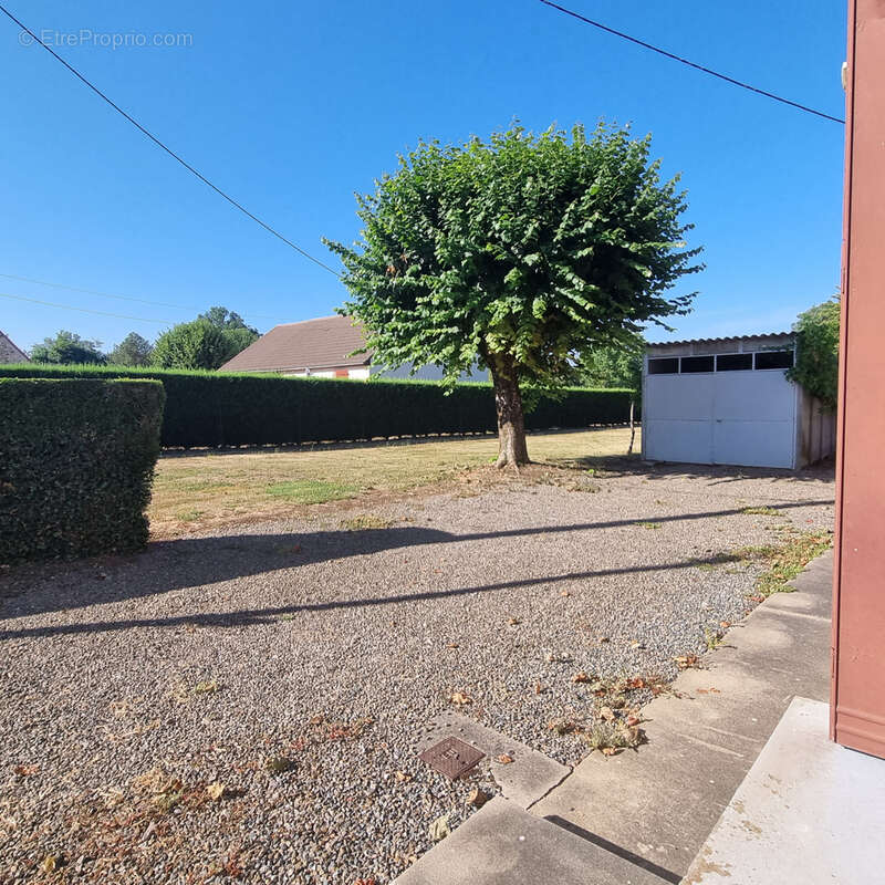 Longère sur 1 329 m2 de terrain clos ! - photo 4