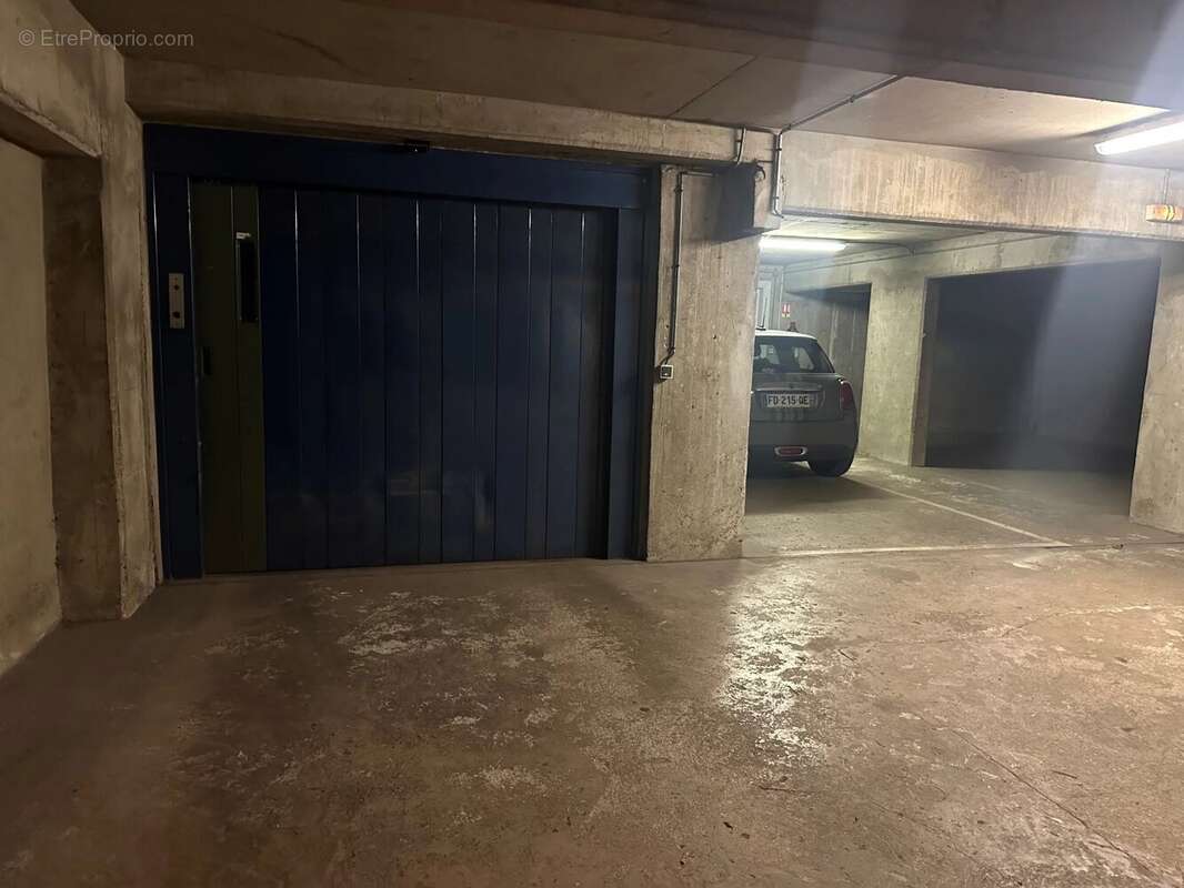 Parking à PARIS-16E